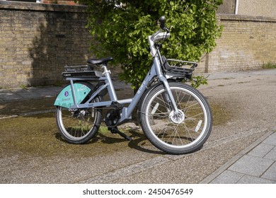 Southampton, England UK 04.15.2024 - An Electric E bike for public hire. Beryl bicycle on pavement for rental in UK city  Redaktionelt stock-foto