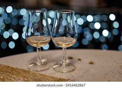 Small tasting glasses of sparkling wine champagne on winter festival in December, Avenue de Champagne, Epernay, Champagne region, France – Ảnh có sẵn