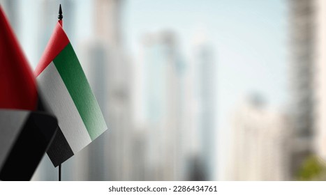 抽象的なぼかした背景にアラブ首長国連邦の小さな国旗。の写真素材
