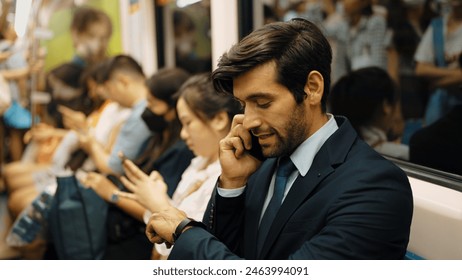 Smiling male investor talking to manager by using phone about project. Happy caucasian business man receive good news about getting promotion while sitting on train. Public transport. Exultant. – Ảnh có sẵn