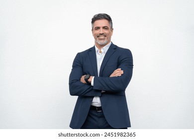 Smiling confident latin hispanic mature business man standing crossed arms isolated on white background. Older senior businessman professional ceo, coach, leader looking at camera. Banner, copy space Foto stock
