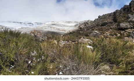雪に覆われた山の頂上は、太陽の光に輝き、その山頂は空に向かって、純粋で手つかずの美しさの雄大で穏やかな風景に達しています。の写真素材