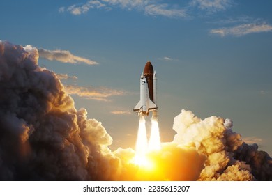 Spaceship lift off. Space shuttle with smoke and blast takes off into space on a background of sunset. Successful start of a space mission. Elements of this image furnished by NASA.: stockfoto