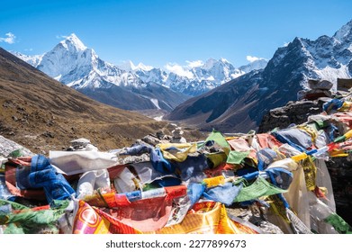 Spectacular view of Himalayas mountains range (include Mt.Ama Dablam on the left side) from Thukla Pass (4,800 m) on the way to Everest base camp trek in Nepal. Foto stock
