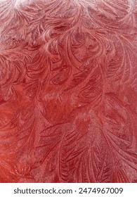 Swirling Frost Patterns on Cold Car Hood (Bonnet) on Winter Morning. Delicate ice crystals. Perfect for background to illustrate winter concepts  Foto stock
