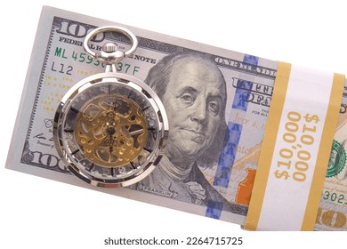 白い背景に切り取り線付きに近代的な懐中時計を置いた10.000ドル札のスタックの写真素材