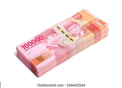 白い背景に新しい100.000 IDR （インドネシアルピア）紙幣のスタックの写真素材