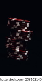 ハイステークスのカジノゲーム用ポーカーチップのスタックの写真素材