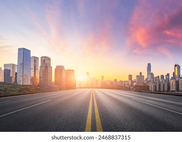 Straight asphalt highway road with modern city buildings at sunrise in Chongqing Foto stock