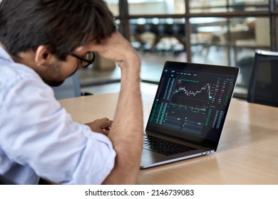 Un homme d'affaires stressé crypto trader investisseur analysant le marché boursier crypto négociation de statistiques décroissantes chute les pertes, désespéré de perdre de l'argent de crise, récession, inflation. : photo de stock