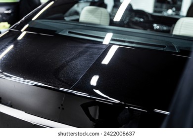 Stunning glossy finish on a luxury car hood, showcasing meticulous detailing work and high-class care Foto stock