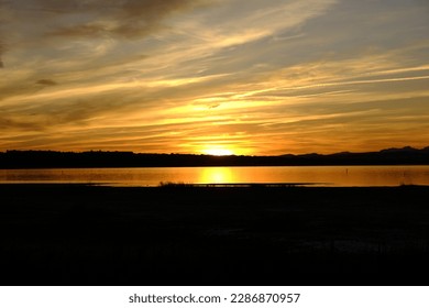 Au coucher du soleil, elle reflète sa dernière silhouette sur les eaux du lagon. : photo de stock