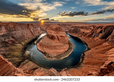 Super panorama of Horseshoe Bend in Page Arizona at sunset, showing a dramatic sky and the horseshoe shape from which the Colorado River flows.: stockfoto