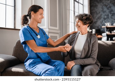 Supportive caregiver nurse doctor medical worker taking care of old woman, hugging embracing elderly patient at home, aiding curing doing treatment in hospice स्टॉक फ़ोटो