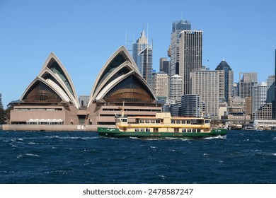 Sydney, Australie - 1er août 2017 : Ferry traversant l'Opéra de Sydney avec l'horizon de la ville en arrière-plan à Sydney, NSW, Australie : photo de stock éditoriale