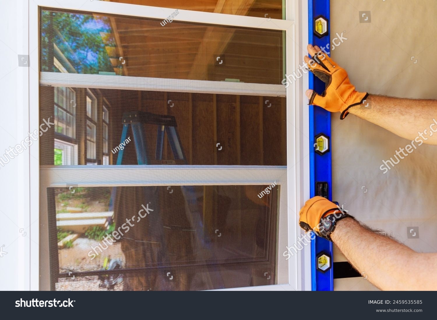 新しい家の建設中に、建設労働者はプラスチック窓を設置します