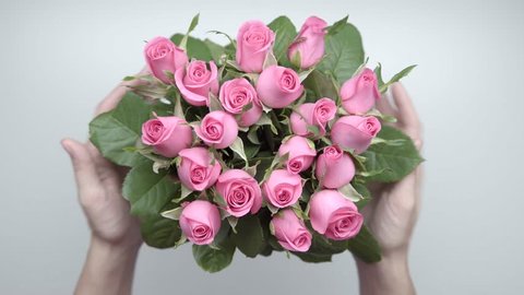Women's hands locate a bouquet of pink roses on the table. 8 庫存影片