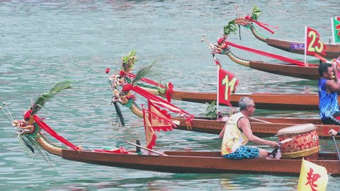 HONG KONG - MAY 21,2019: Dragon boat racing during Dragon Boat Festival, Dragon boat racing is a popular traditional Chinese sport in Tsing Yi, Hong Kong 编辑库存视频