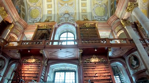 Редакционное стоковое видео: Vienna, Austria - May 23, 2019:  Interior of Austrian National Library - old baroque library of Hapsburg empire located in Hofburg Palace.