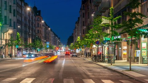 Стоковое видео: Time lapse video of car traffic in Hornsgatan street at night, Sodermalm district, central Stockholm, Sweden