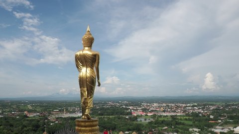 Golden buddha Stand straight and look at the capital city of Nan Province. It is a famous Buddha image in the north of Thailand. It is a place that attracts tourists a lot. Video de stock