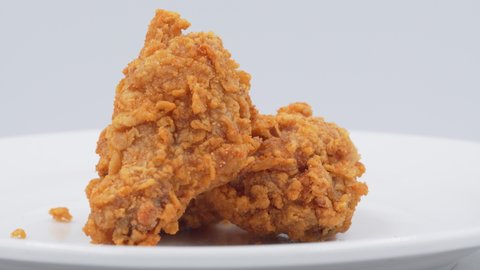 Rotates view of Heap spicy fried chicken, fried chicken rotating in front of camera Video de stock