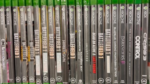 Augusta, Ga USA - 03 13 22: 2nd and Charles vintage retail super store XBOX ONE games on a shelf: redactionele stockvideo