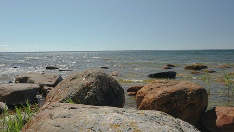 Big rocks on the side of the beach on a hot sunny day in Estonia Video de stock