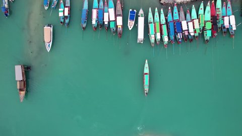 Aerial footage showing the longboat docking at the sandbar. Incredible turquoise water. 스톡 비디오