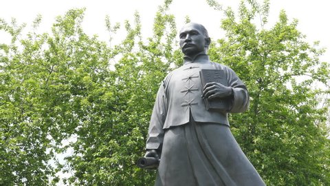 TORONTO, CANADA on May 17th: Statue of Dr. Sun Yat-Sen on May 17th, 2017 in Toronto, Canada. The statue was completed in 1985 by artist Joe Rosenthal.
: redactionele stockvideo