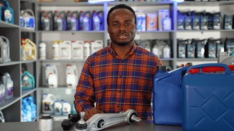 Portrait of african american salesman in an auto parts store. The concept of car repair, videoclip de stoc