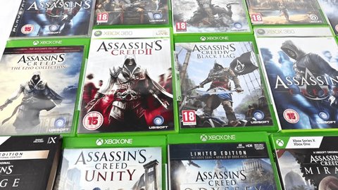 Assassin’s Creed video games collection  – Wales, UK  – 19 May 2024: redactionele stockvideo