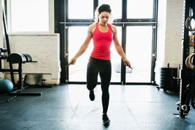 woman-jump-roping-500-calorie-workout
