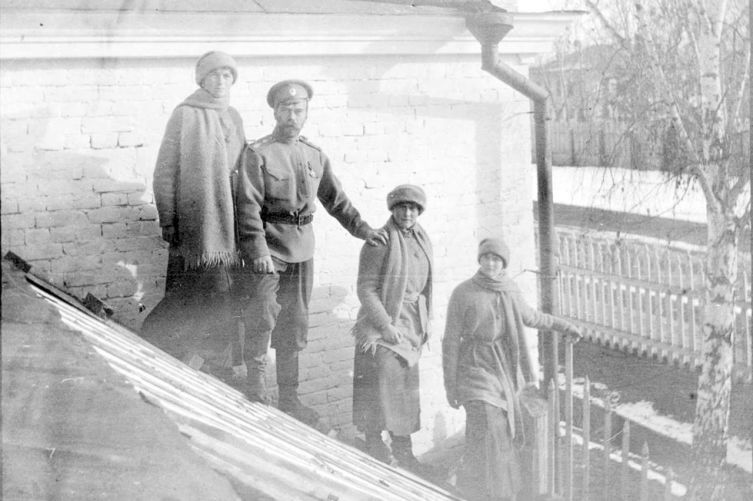 Николай Романов с дочерьми Ольгой, Анастасией и Татьяной в Тобольске зимой 1917 года