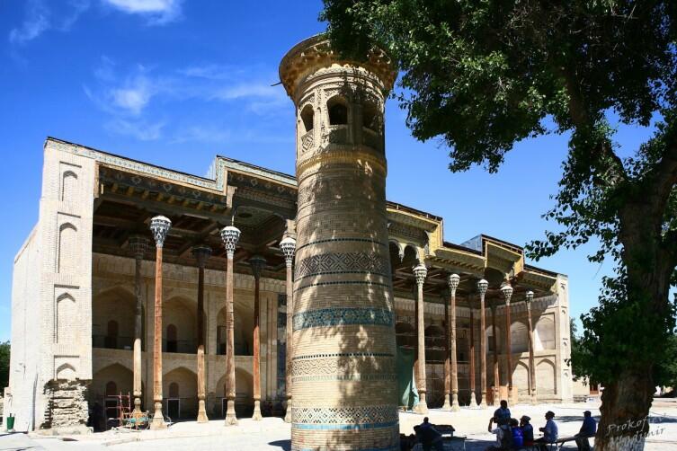 Мечеть Боло-Хауз была построена по приказу эмира Шахмурада в самом конце XVIII века