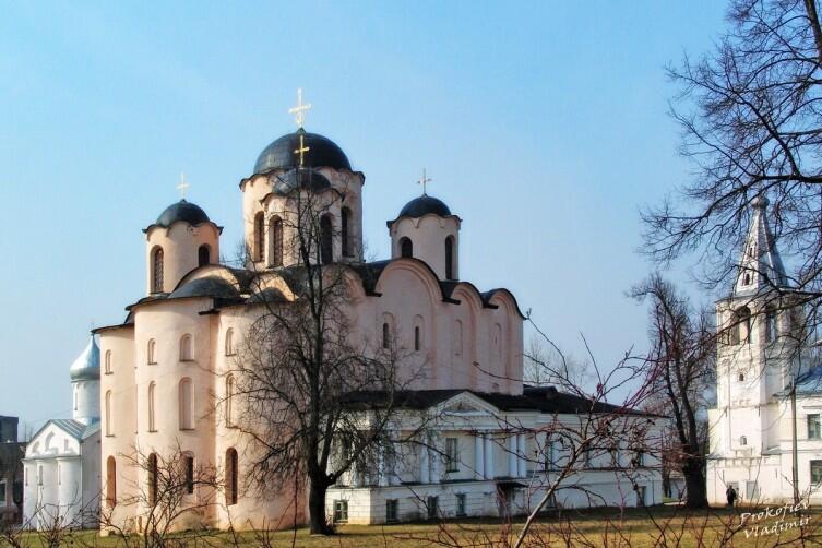 Николо-Дворищенский собор (XII век) в Великом Новгороде был построен по инициативе и на средства князя Мстислава на Ярославовом дворище