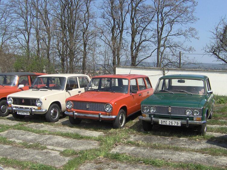Первые модели «Жигулей» (слева направо): ВАЗ-2101 (в серии с апреля 1970), ВАЗ-2102 (с осени 1971) и ВАЗ-2103 (с сентября 1972)