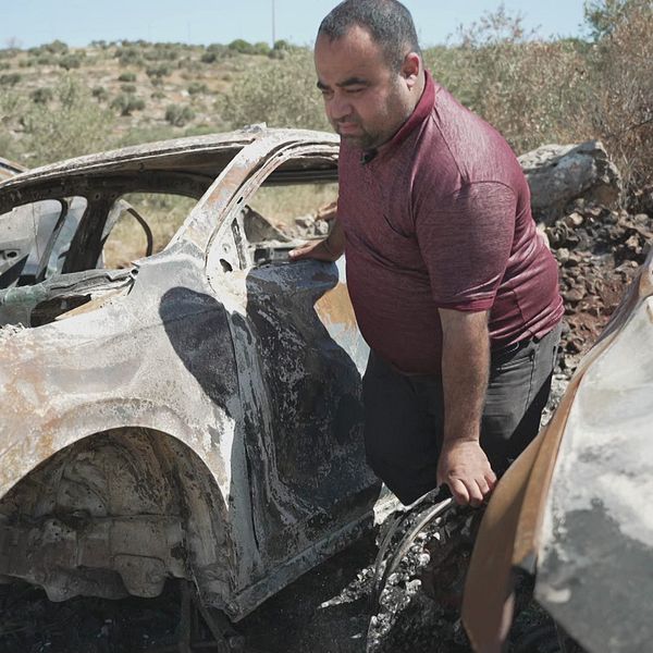 ”De kom hit och satte eld på parkeringen” – Abdul Hamid Najjars by attackerades av bosättare. Hör hans berättelse samt röster från en illegal israelisk bosättning.
