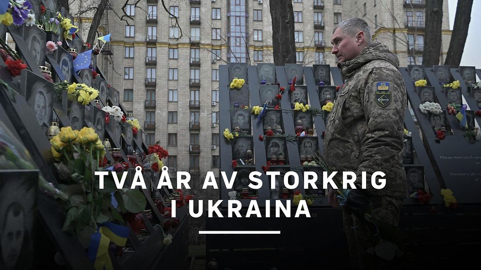 En ukrainsk soldat vid en minnesplats.  – Två år av storkrig i Ukraina