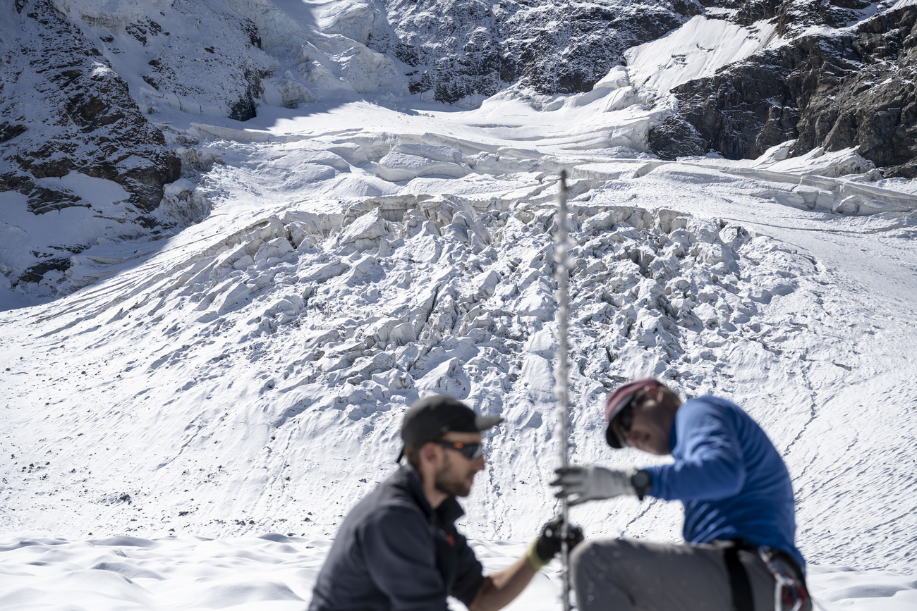 According to the Swiss Glacier Monitoring Network (Glamos), at the end of April there was around 31% more snow on all of Switzerland's 1,400 glaciers than the average for the years 2010 to 2020.