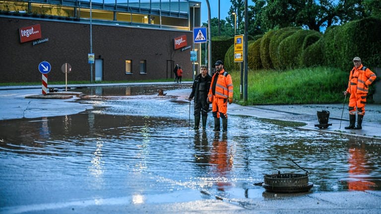 In Ellwangen war laut Polizei vor allem die Innenstadt betroffen: Mehrere Straßen wurden überflutet, die Bahnhofstraße musste gesperrt werden. 