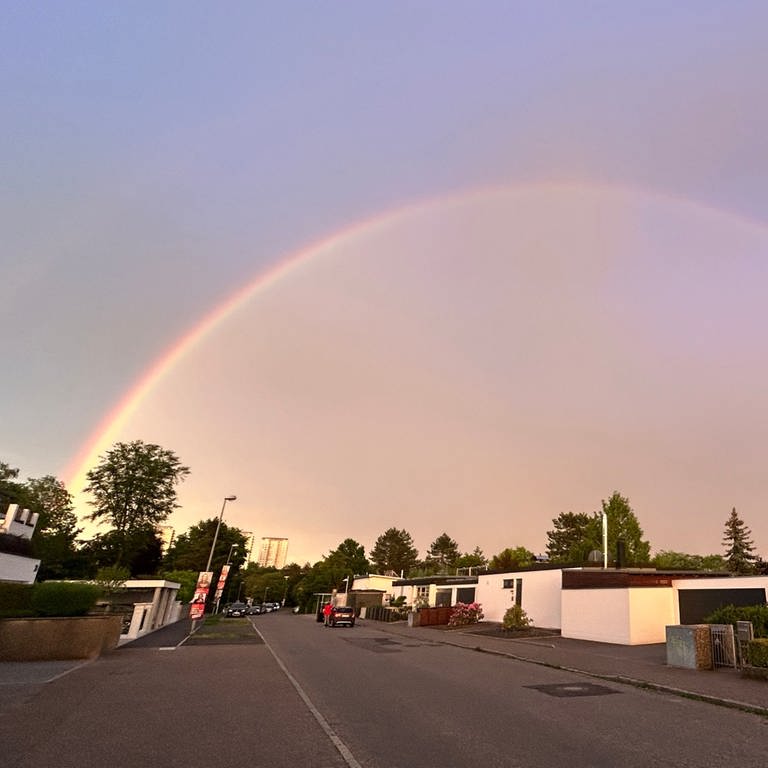 Ein Regenbogen spannt sich über eine Wohnsiedlung. Fast wie gemalt: Schauer und Gewitter, die zurzeit durch die Region ziehen, haben auch ihre schöne Seite - wie diesen Regenbogen am Freitagabend über Ulm (24.5.). 