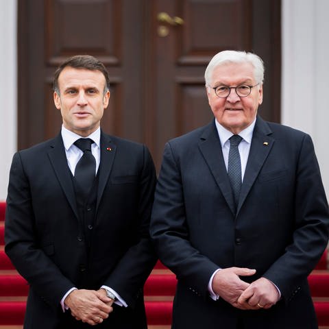 Frankreichs Präsident Macron und Bundespräsident Steinmeier vor Schloss Bellevue bei einem früheren Treffen. Wie wichtig ist der jetzt anstehende Staatsbesuch für die deutsch-französischen Beziehungen?