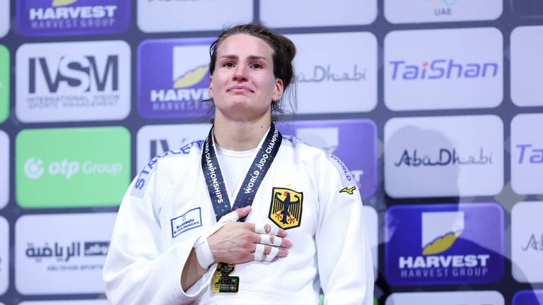 Judo-Weltmeisterin Anna-Maria Wagner aus Ravensburg bei der Siegerehrung in Abu Dhabi.