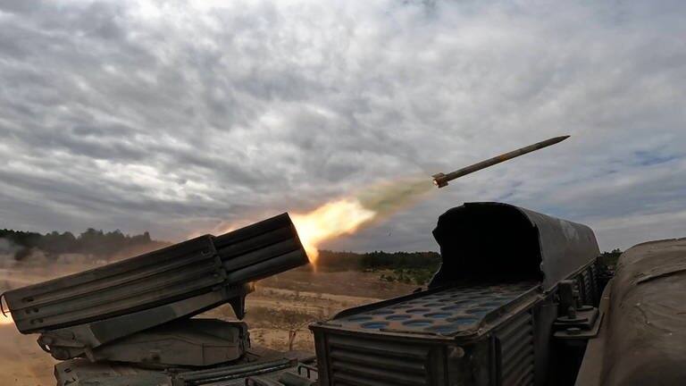 Russische Batterie mit Grad-Raketen feuert in der Region Cherson.