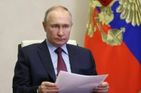 Путин утвердил лимит переводов без открытия банковского счета 