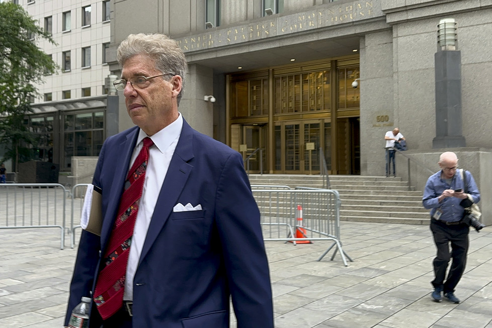 Philip Sellinger walks out of Manhattan Federal Court.