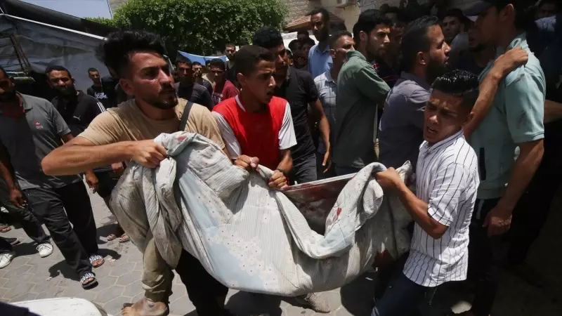 Palestinos llevan el cuerpo de una persona al hospital Al-Aqsa Martyrs, tras los ataques israelíes, a 8 de junio de 2024.