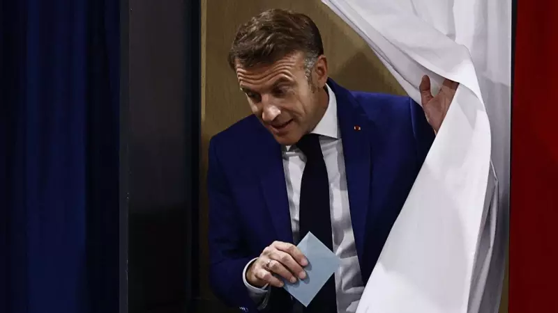 El presidente francés, Emmanuel Macron, vota en la primera vuelta de las elecciones legislativas.