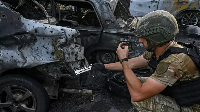 Un experto analiza un coche destruido por las tropas rusas en Vilniansk, a 29 de junio de 2024.
